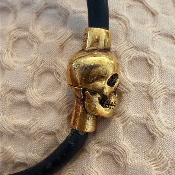 Alexander McQueen Gold Skull Charm Cord Bracelet ALEXANDER MCQUEEN Gold Skull Bracelet Black  main image 3